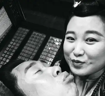 贾玲微博截图凤凰娱乐讯 18日中午,贾玲晒出一张与白凯南噘嘴亲亲照