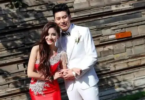 而他的妻子朱微玮,也是开心麻花团队的一名演员.