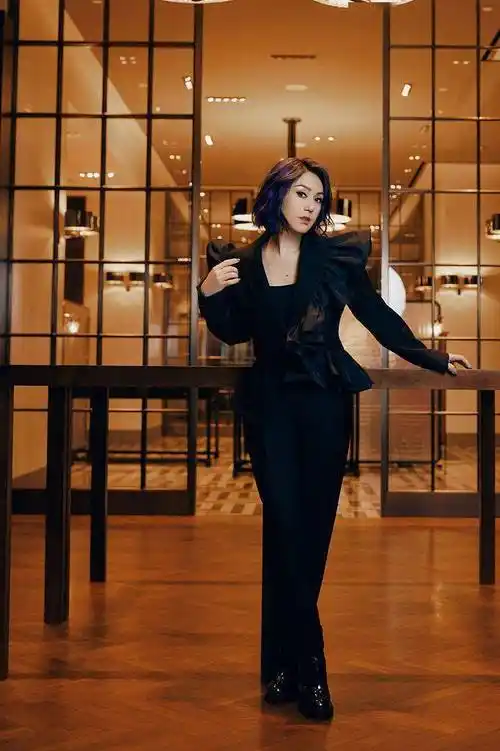 杨千嬅黑色丝绒礼服酷飒满分 倚墙凝望气场十足_活动_卡地亚_造型