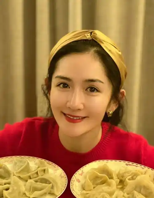 谢娜晒双胞胎女儿5岁照!