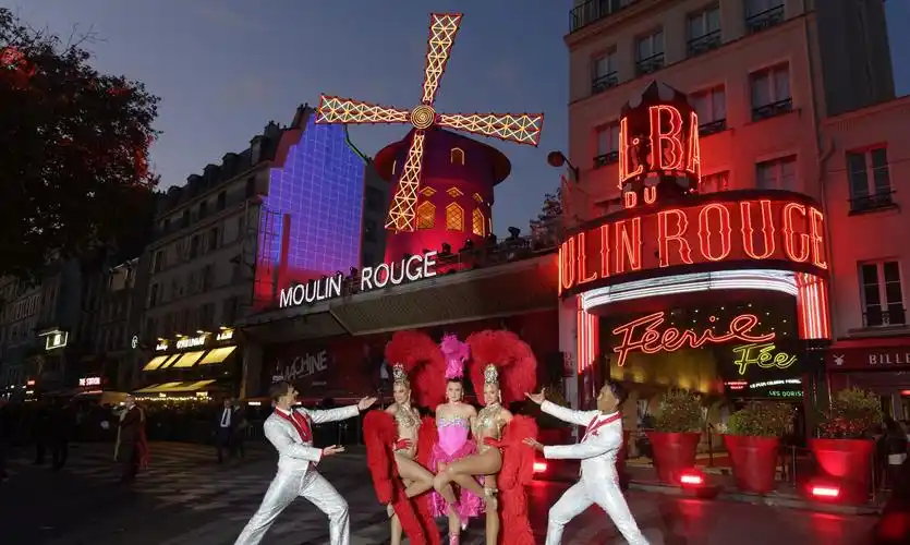 巴黎红磨坊130年庆典璀璨依旧 法国夜生活圣地歌舞演出享誉全球