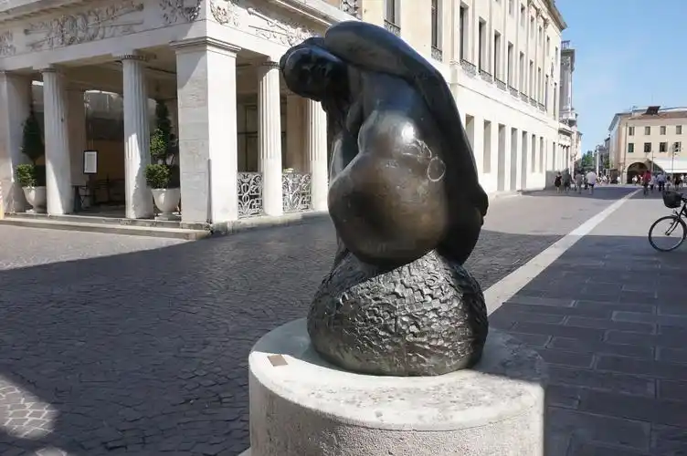 意大利旅游景点体验领略意大利帕多瓦瓦莱雕塑广场独特魅力