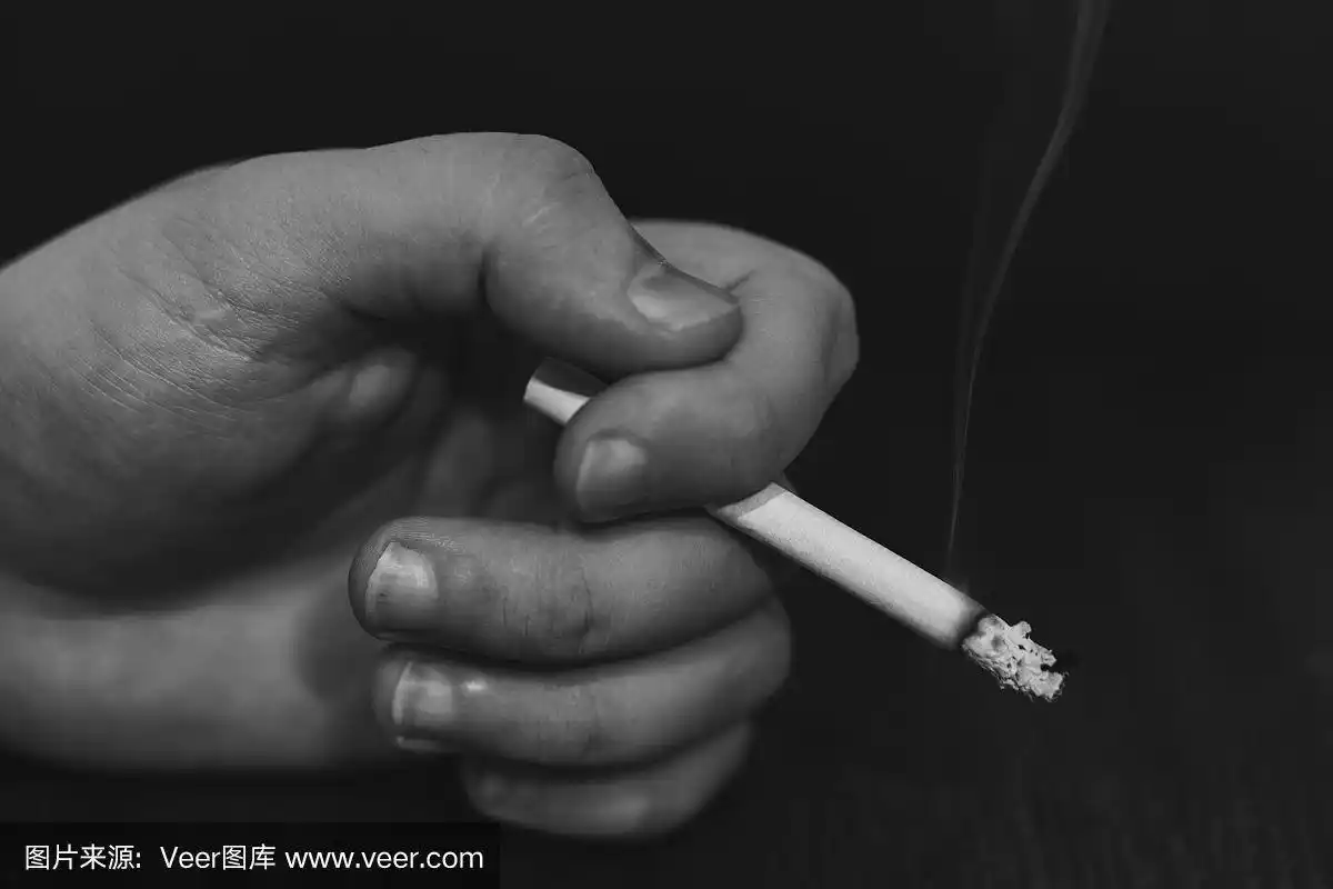 一个男人的手拿着香烟.