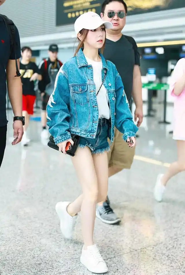 邓紫棋瘦了,机场一条牛仔热裤潮翻天,网友:果然比皮裤好看!
