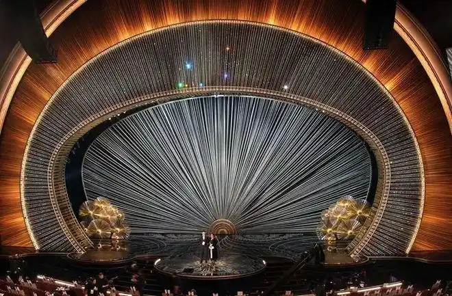 这届奥斯卡舞台造型和川普撞脸3分钟看完近10年奥斯卡舞台设计