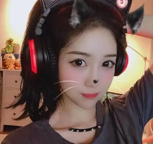 虎牙小熊直播关掉美颜,真实面容让众人沸腾,网友:简直逆天!