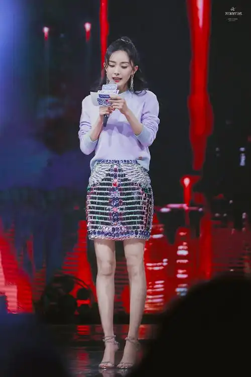 杨幂这套图来自2020年的综艺《追光吧哥哥》,淡紫色上衣搭配亮片包臀