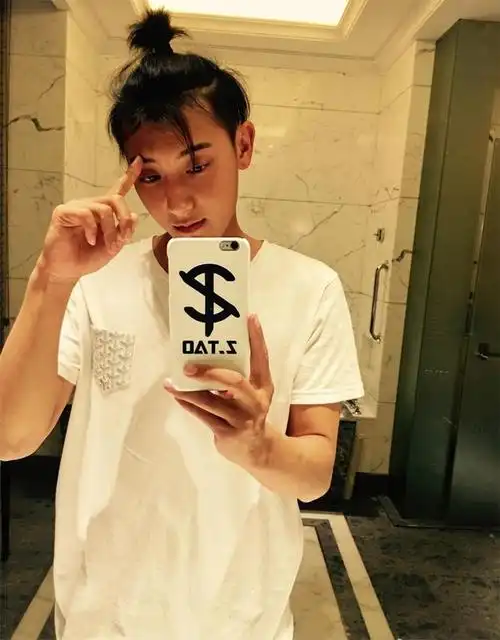 黄子韬晒浴室自拍 素颜头顶朝天辫