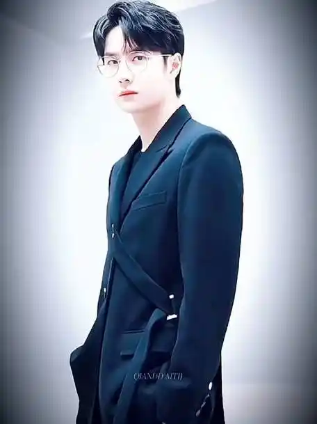 王一博#王一博戴眼镜帅呆了  自带高级儒雅感~@uniq-王一博    cr