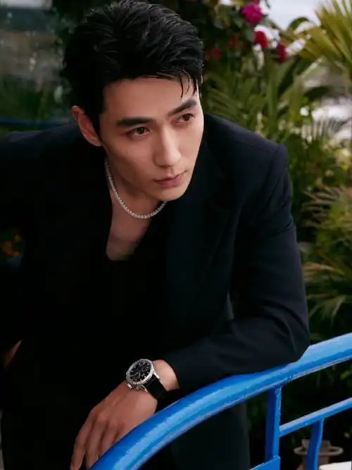 精致低调奢华帅气男神,hold的住各种风格项链#朱一龙