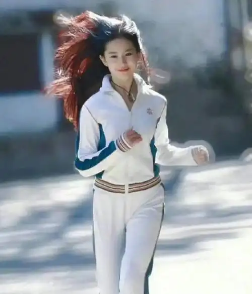 刘亦菲17岁旧照曝光运动服长发飘扬氛围感白月光正确示范