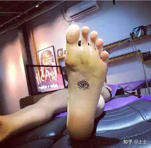 有没有脚底纹身的图? - 知乎