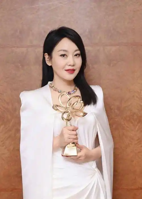 红包,正当大家因为这两人的事津津乐道时,闫妮和小九岁的男演员王炜**