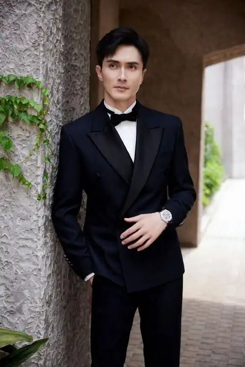 高伟光把西装长裤穿成七分裤##高伟光深色西装大片