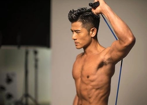 吴彦祖的腹肌,郭富城的腹肌,甄子丹的腹肌,在他面前都弱爆了!