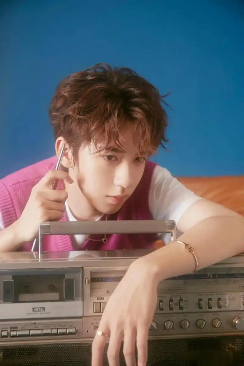 贺峻霖生日写真来啦,小卷毛 粉紫色马甲造型元气十足,抱着气球充满