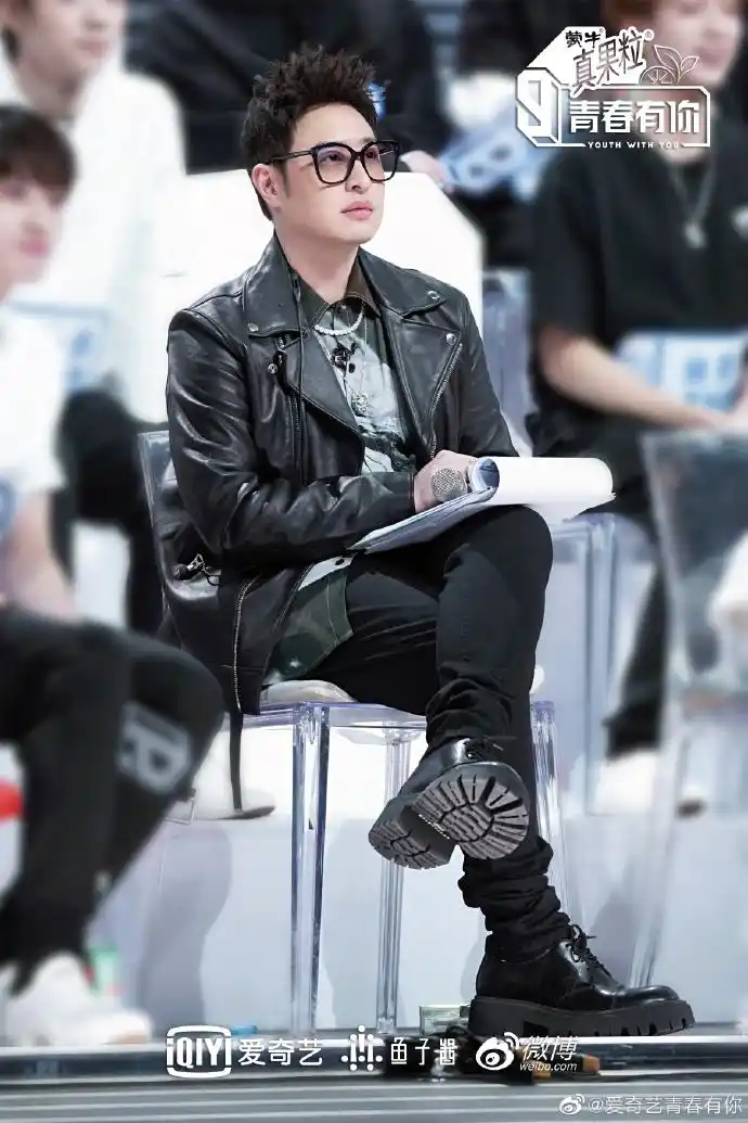 组图:潘玮柏皮衣搭印花衬衫变身时尚boy 黑框眼镜尽显成熟深沉