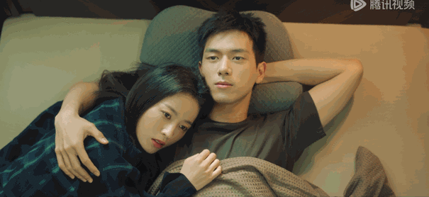 我宣布,内娱最有性张力的恋爱,是李现和周雨彤谈的!