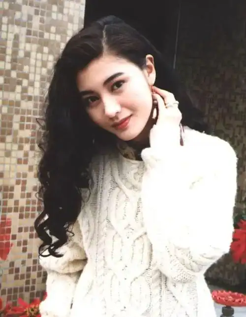 说到港风发型,一定不能不提的是大波浪卷发,风情万种,复古韵味皆在