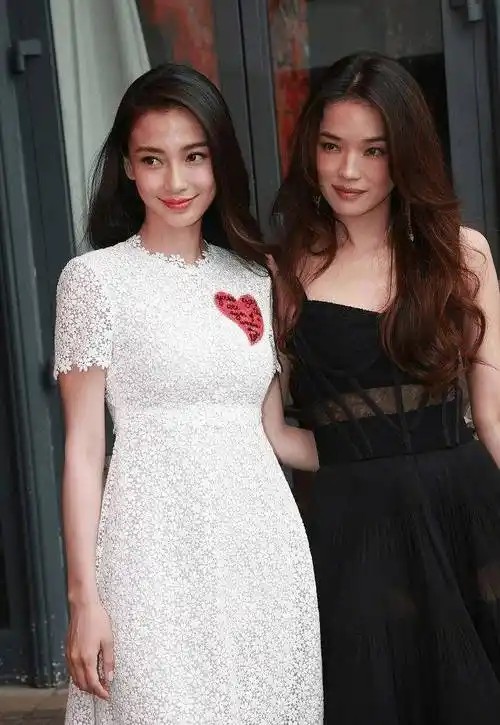 angelababy舒淇合影,无滤镜都超能扛,看不出差12岁_连衣裙_时尚_身材