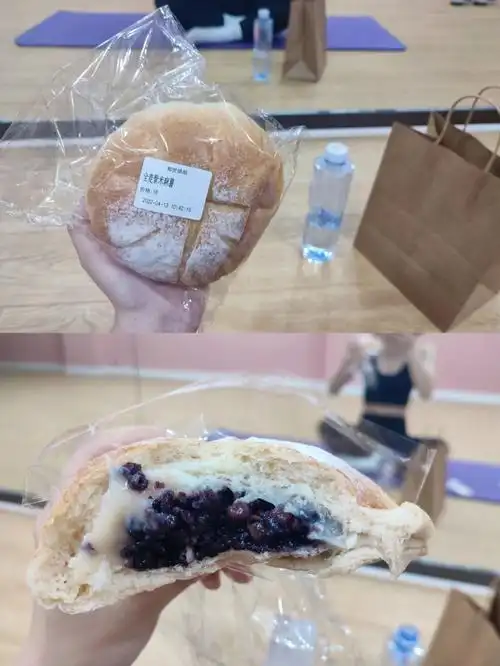 刚练完腹部就吃了一个大面包好满足