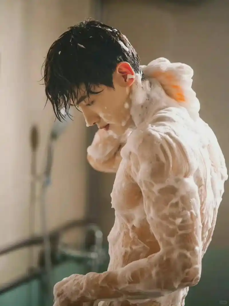 男生写真集 白敬亭16615肌肉 你看得出来白敬亭有这样的腹肌身材