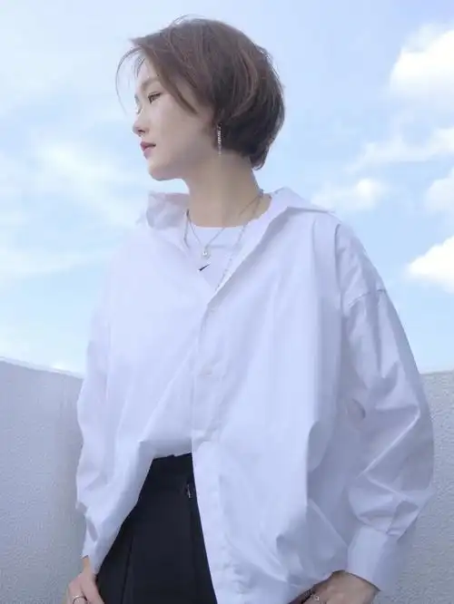 人觉得商务和无聊之前看到过王一博的白衬衣穿搭配了银饰不得不说确实