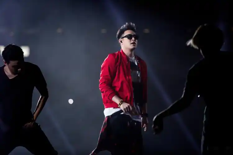 潘玮柏红衣舞台魅力四射写真4096x2304分辨率查看