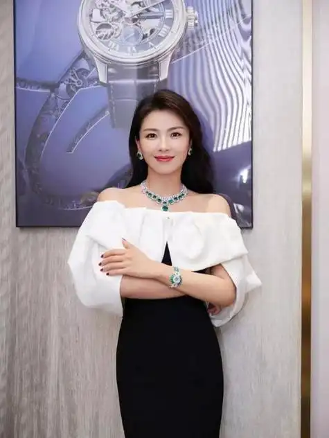 尽管只有初中学历,但刘涛凭借努力和天赋成功闯出了自己的演艺事业.