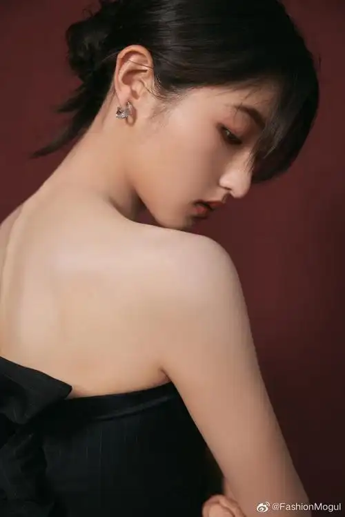 张子枫戴了安然的手链##张子枫黑裙##张子枫华表奖造型大片