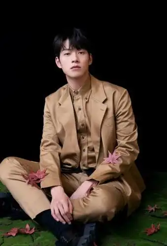 魏大勋帅气养眼时尚写真图片,分享一组魏大勋图片给大家,图中的明星