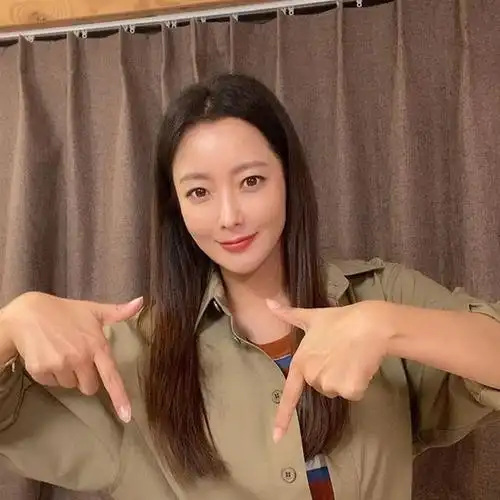 在2007年事业正高峰时,与富二代朴周永结婚,2年后生下一女朴妍雅