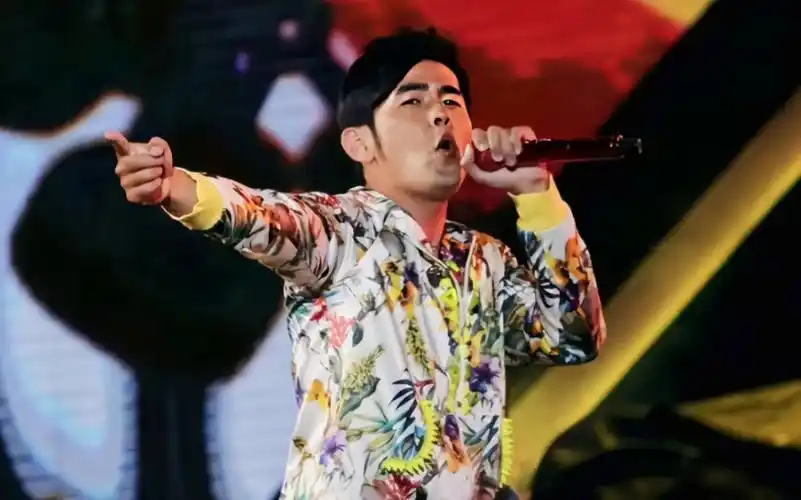 周杰伦在2014年首次唱起这句变调 凄美的夜曲 勾勒出思念的绝美形状