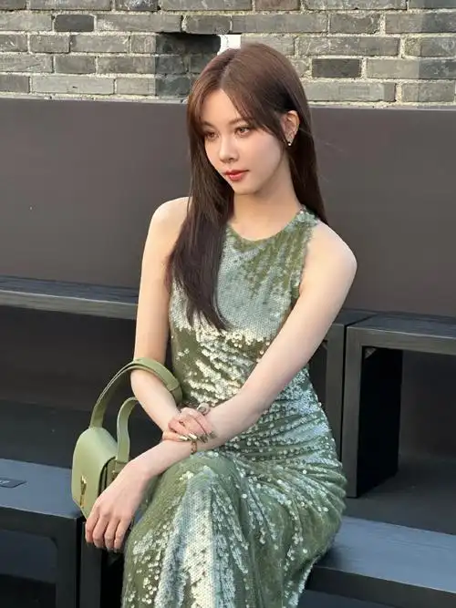 宋妍霏人鱼猫眼妆