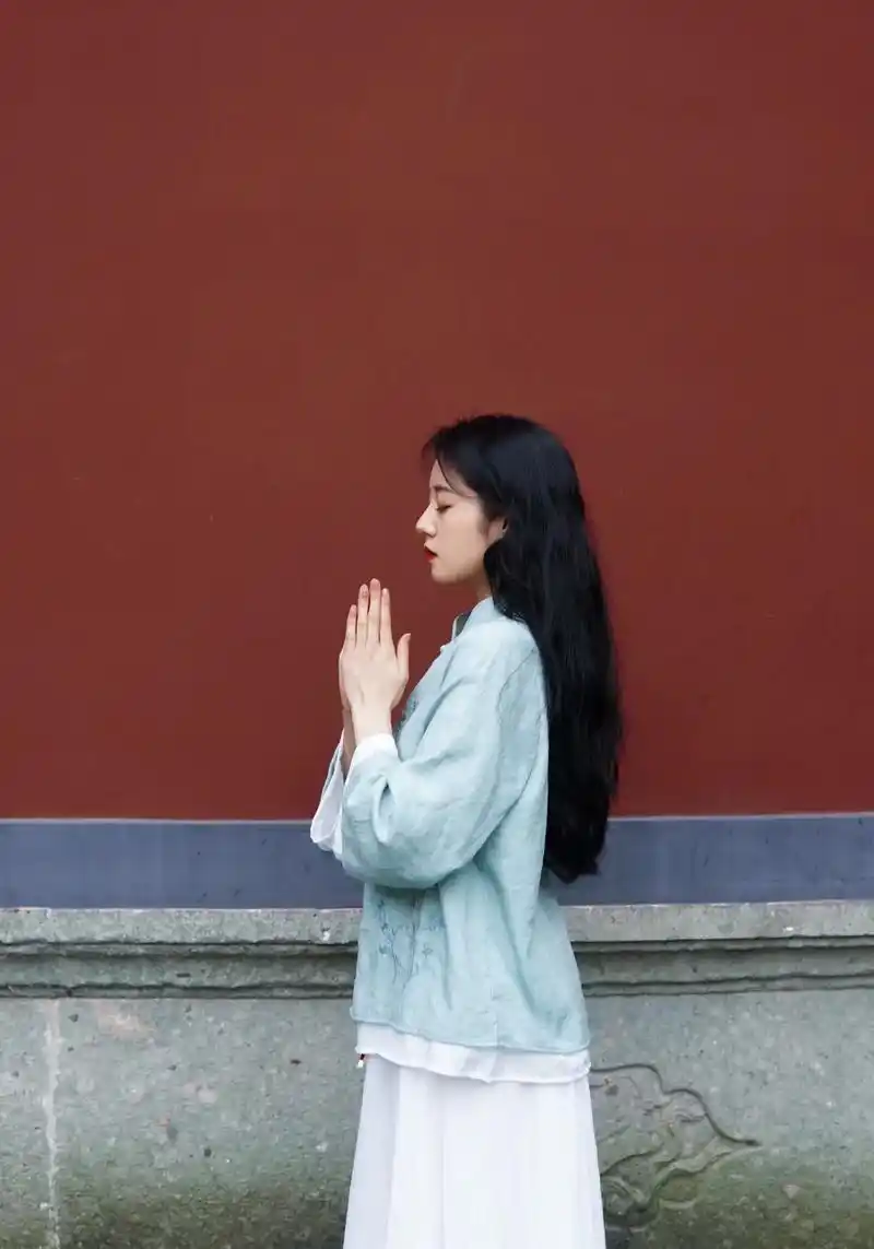 我双手合十 愿平安顺遂.#图文伙伴计划 #2023年的第一条 - 抖音