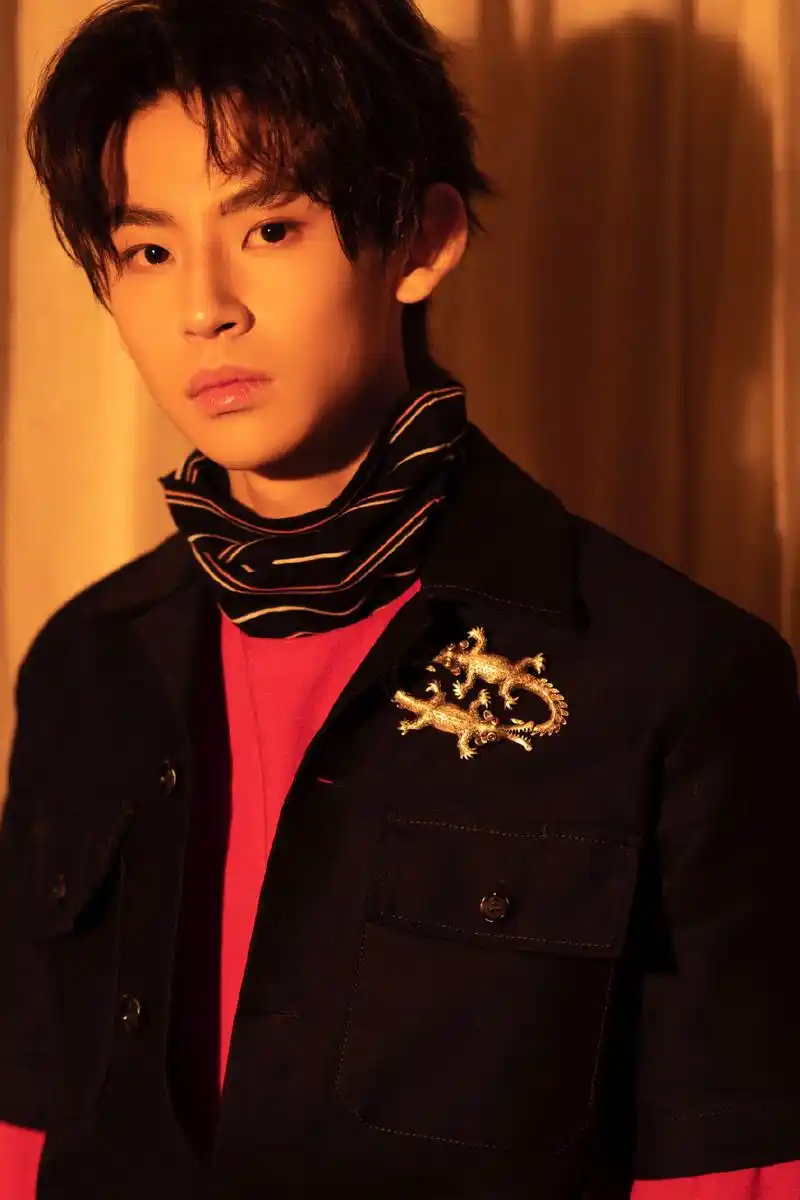 小鬼湖南卫视华人春晚高清造型图公开 工装裤鬼鬼给你比心拜年了