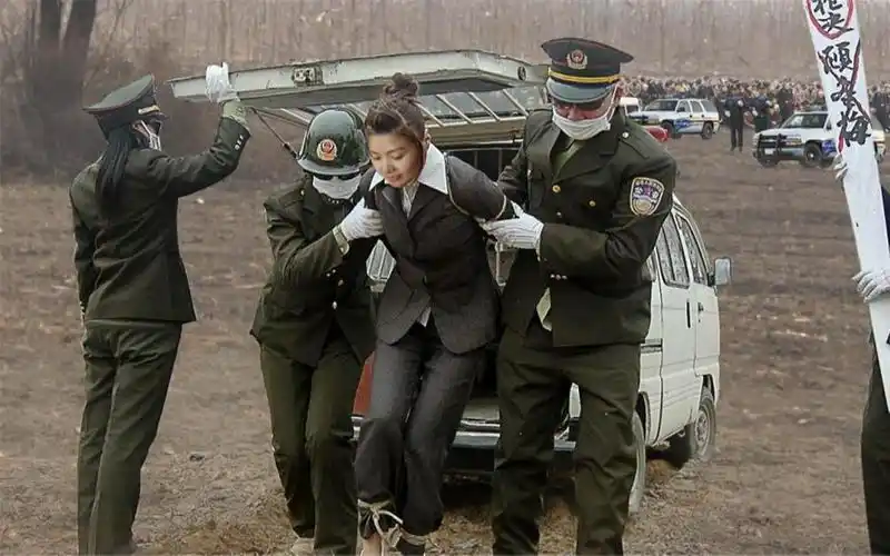 死刑犯在枪决时,为什么要用绳子将裤脚绑起来?原来另有隐情