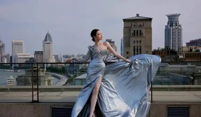 原创被倪妮的红毯造型惊艳到了银色斜肩礼服又美又飒气质美女