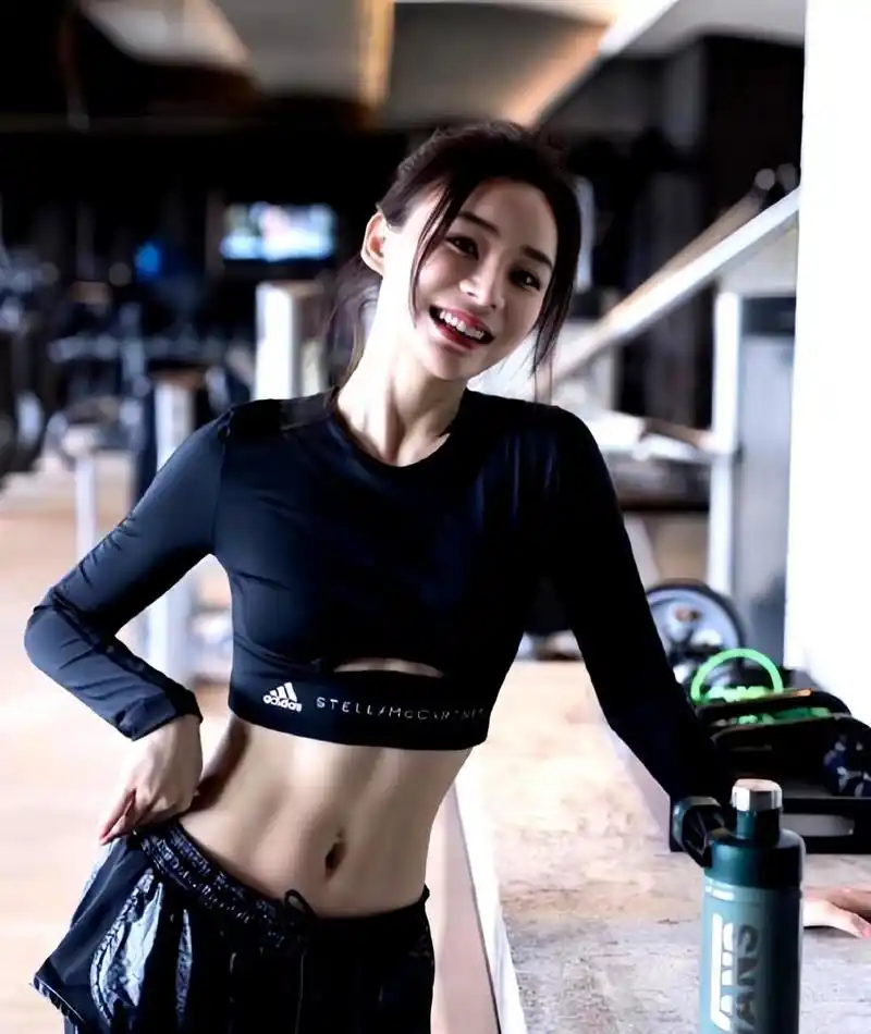 袁姗姗的腹肌线条非常明显,看来她平时锻炼量很大.