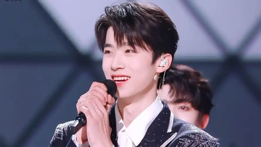 into1张嘉元 | 光落在你脸上,可爱一如往常