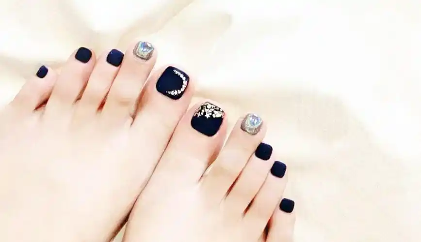 好看的深色系脚趾甲美甲2021年新款式 【图】