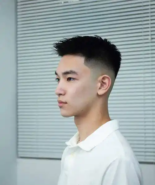 穗锋发型的特点是把两边的头发全部剃掉,然后把中间的头发留长一点