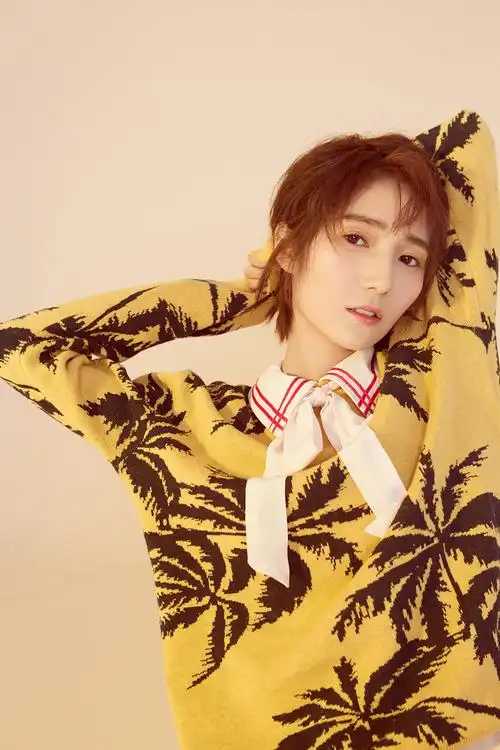 张嘉欣春日写真曝光惬意慵懒上演清澈眼神杀