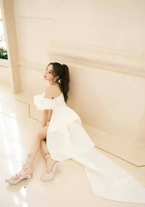 张紫宁白色连衣裙大长腿高跟鞋写真_气质_身材_造型