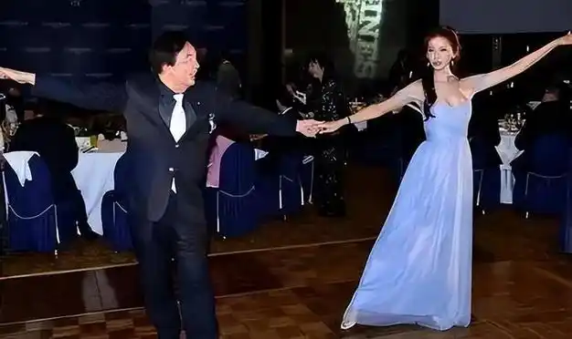 林志玲想抹去的尴尬照片低胸裙与父共舞肩带意外滑落露出香肩