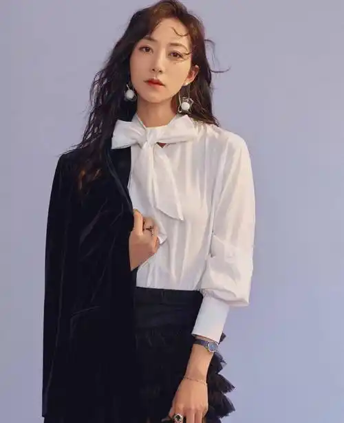 坐姿豪迈!韩雪挑战《男人装》,黑色西装搭配超短_白色_气质_外套