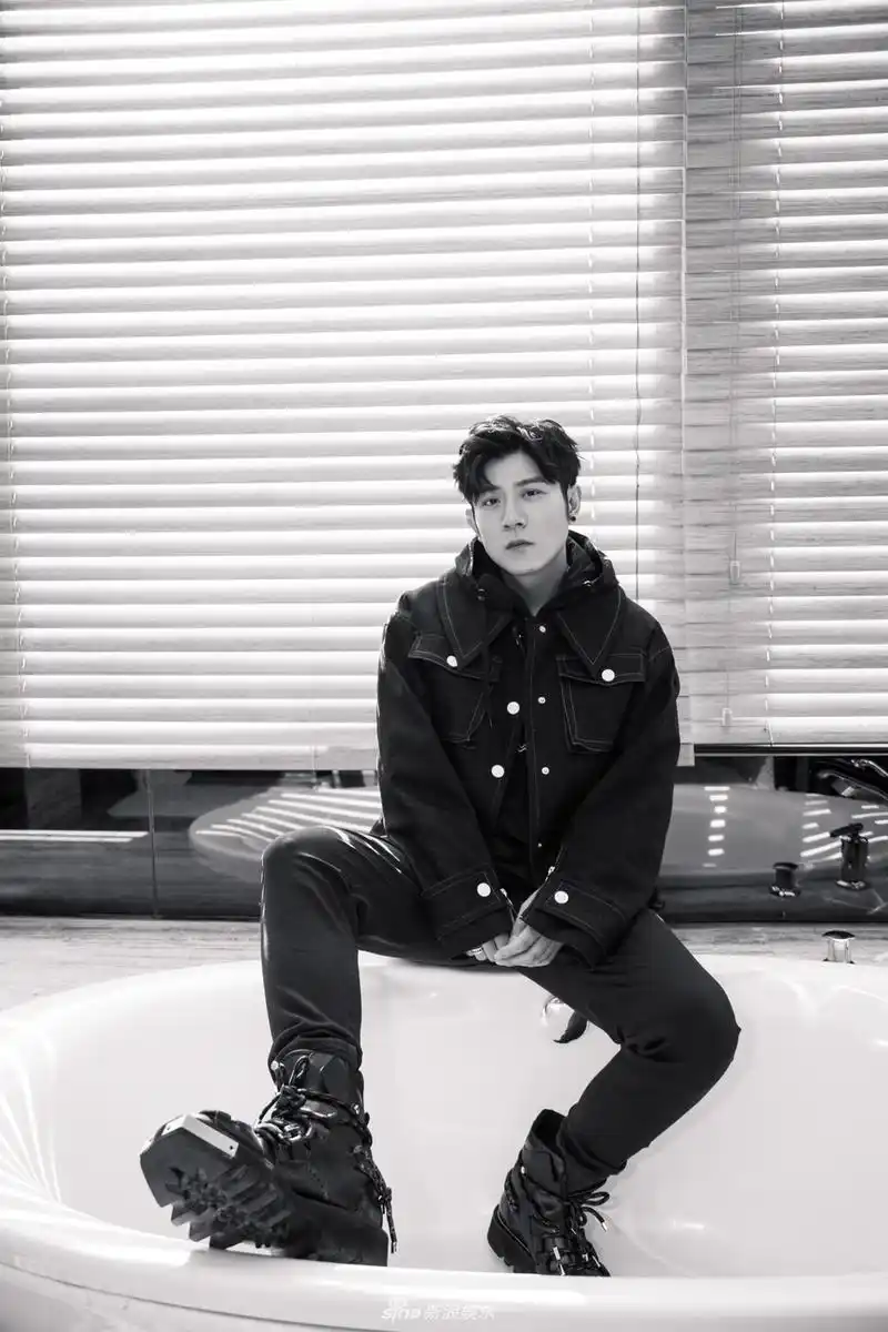 组图高晓攀曝秋冬写真光影结合尽显雅痞气质