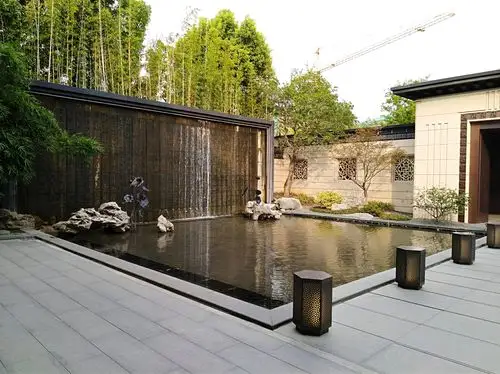 水景两侧对称水幕墙,水池点缀景石