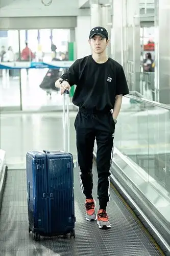 马伯骞酷黑look赴美02新晋设计师身高引热议