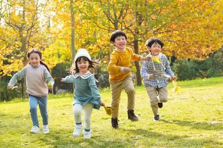 小朋友们在公园里快乐奔跑